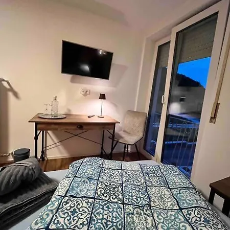 Ferien-wohnung Mit Pool In Exklusiver Waldrand Lage