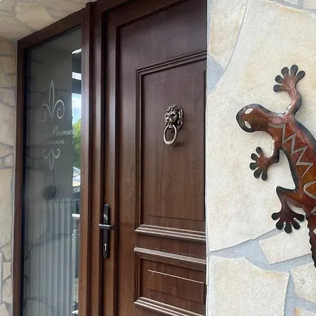 Ferien-wohnung Mit Pool In Exklusiver Waldrand Lage
